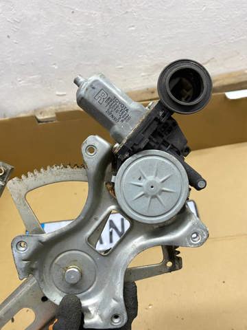 Mechanizm podnoszenia szyby drzwi przednich lewych 8572030330 TOYOTA