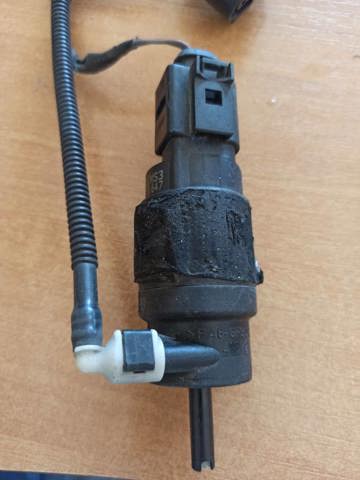 Pompka spryskiwacza szyby przedniej 8K5955647 VAG