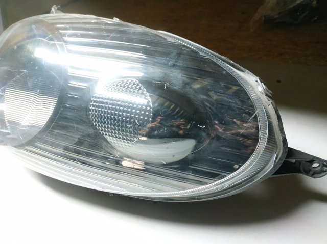 Reflektor prawy 26010AX705 NISSAN