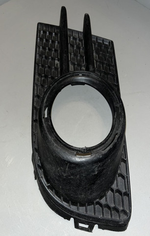 Zaślepka (kratki) lamp przeciwmgielnych zderzaka przedniego lewa 5N0853665H VAG
