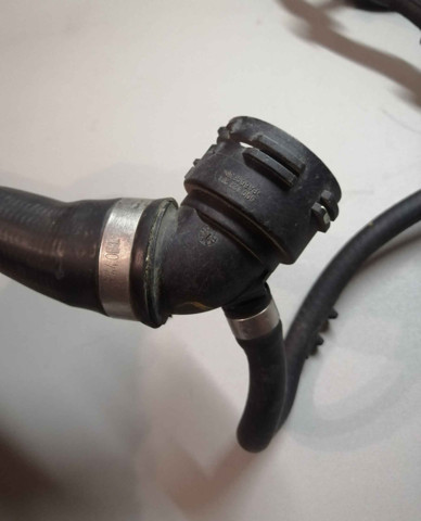 Przewód (króciec) chłodnicy górny Audi A3 8VS, 8VM