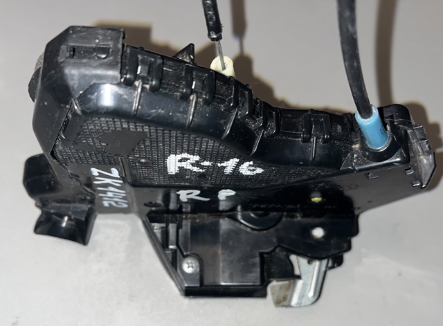 Zamek drzwi przednich prawych 6903060240 TOYOTA