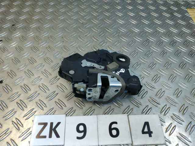 Zamek drzwi przednich prawych 6903060250 TOYOTA