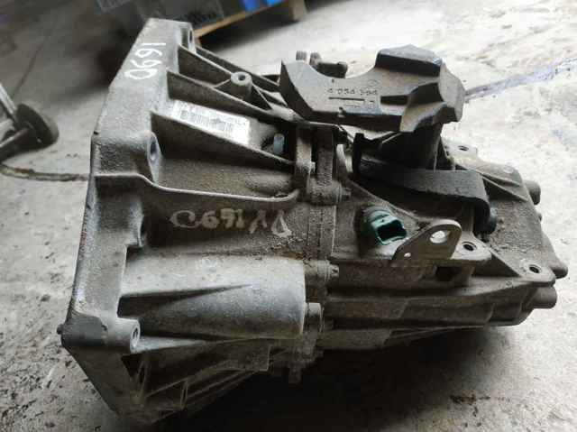 Mechaniczna skrzynia biegów w komplecie 7701700589 RENAULT