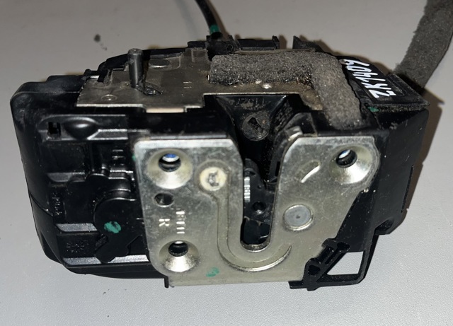 Zamek drzwi tylnych prawych 82500JD900 NISSAN