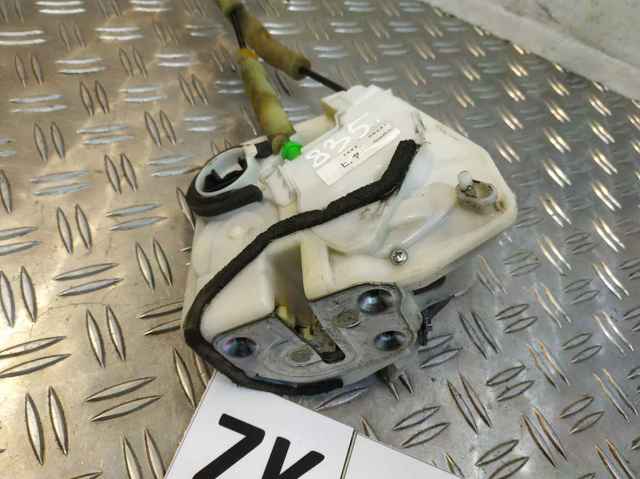 Zamek drzwi tylnych lewych BBM473310A MAZDA