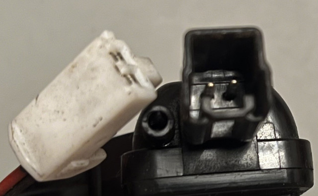 Zamek klapy bagażnika (3/5 drzwi tylnych) Mazda 3 BK12