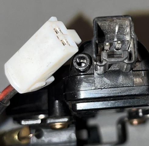 Zamek klapy bagażnika (3/5 drzwi tylnych) Mazda 3 BK12