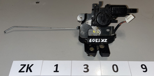 Zamek klapy bagażnika (3/5 drzwi tylnych) Mazda 3 BK12