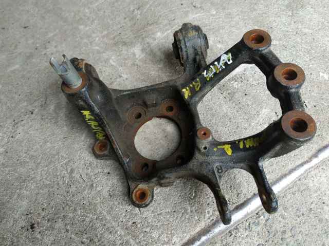 Czop (zwrotnica) tylny prawy GHP92611XB MAZDA