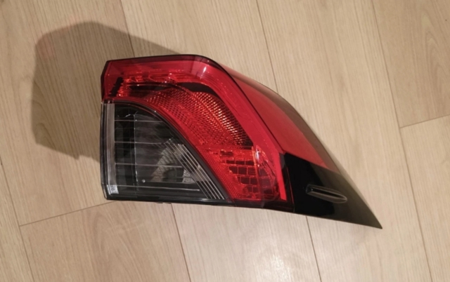 Lampa zespolona tylna prawa zewnętrzna 8155042230 TOYOTA
