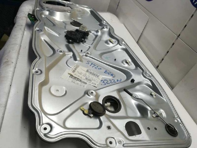 Mechanizm podnoszenia szyby drzwi przednich prawych 0046831652 FIAT