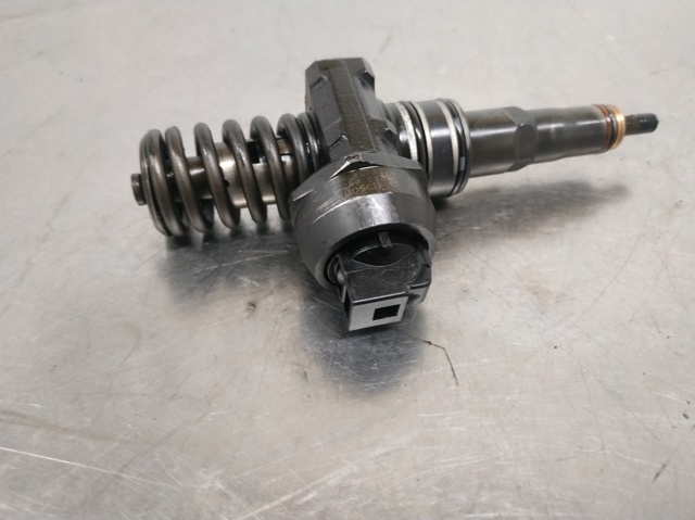 Wtryskiwacz paliwa 038130073AJ VAG