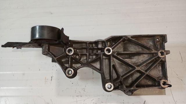 Wspornik alternatora 03G903143A VAG