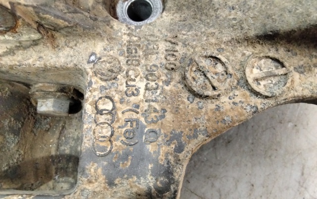 Wspornik alternatora 03L903143Q VAG
