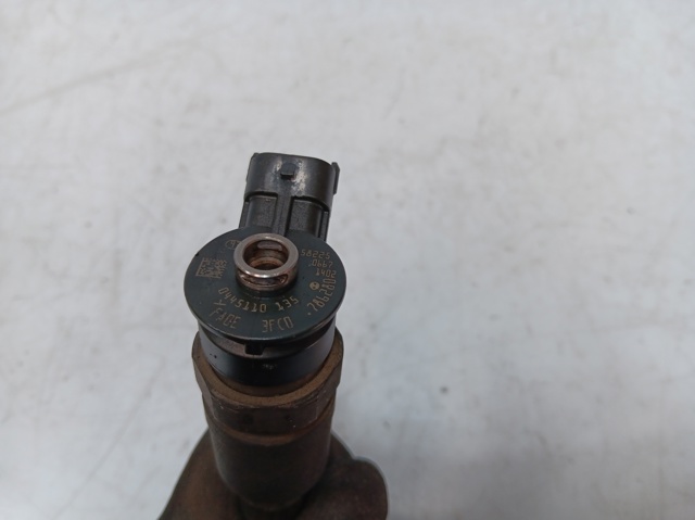 Wtryskiwacz paliwa 0445110135 PEUGEOT