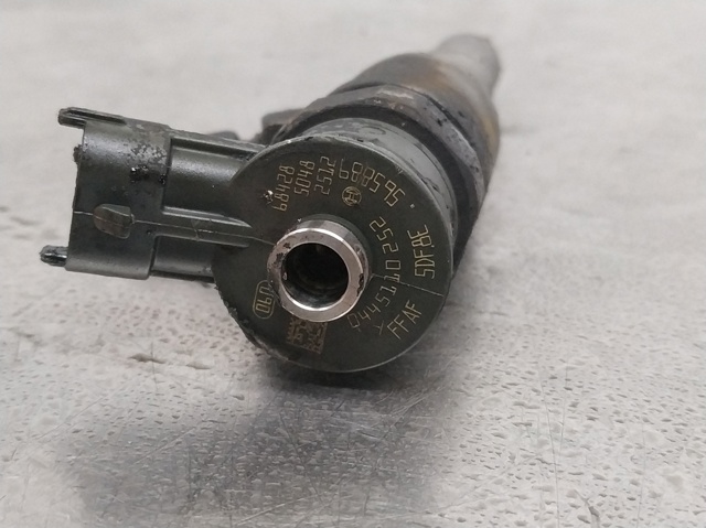 Wtryskiwacz paliwa 0445110252 PEUGEOT