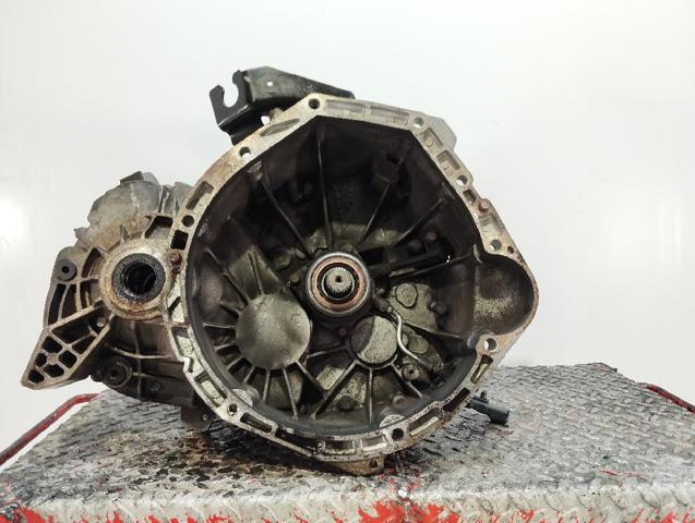 Mechaniczna skrzynia biegów w komplecie 04668909AG CHRYSLER