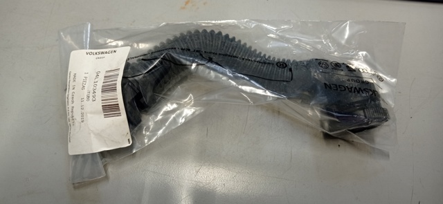 Króciec wentylacji kadłuba (separatora oleju) 04L103493 VAG