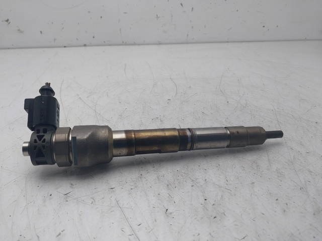 Wtryskiwacz paliwa 04L130277AD VAG