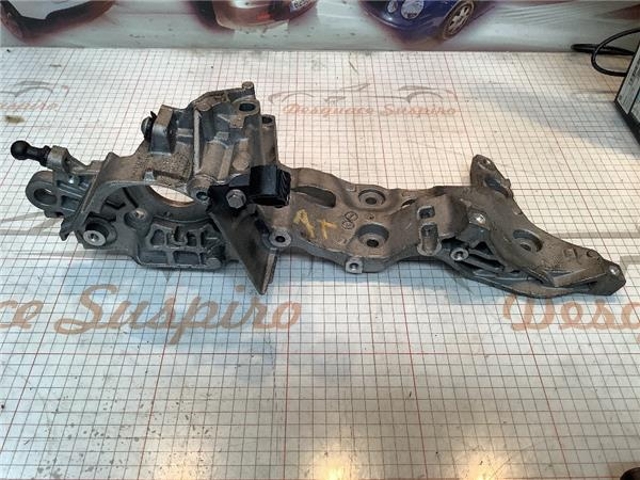 Wspornik alternatora 04L903143B VAG