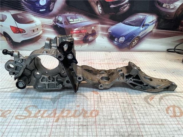 Wspornik alternatora 04L903143B VAG