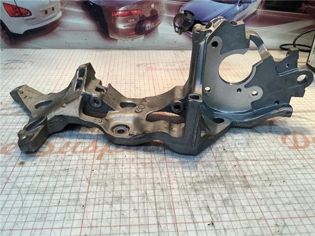 Wspornik alternatora 04L903143B VAG