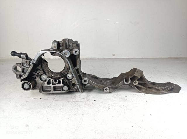 Wspornik alternatora 04L903143B VAG