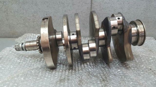 Wał korbowy silnika Volkswagen Passat 3B3