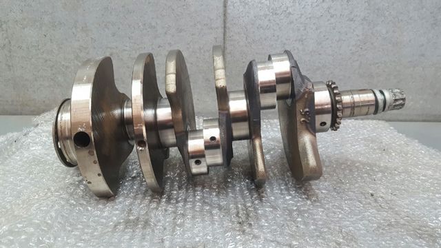 Wał korbowy silnika Volkswagen Passat 3B3