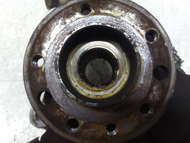 Czop (zwrotnica) przedni lewy 13136696 OPEL