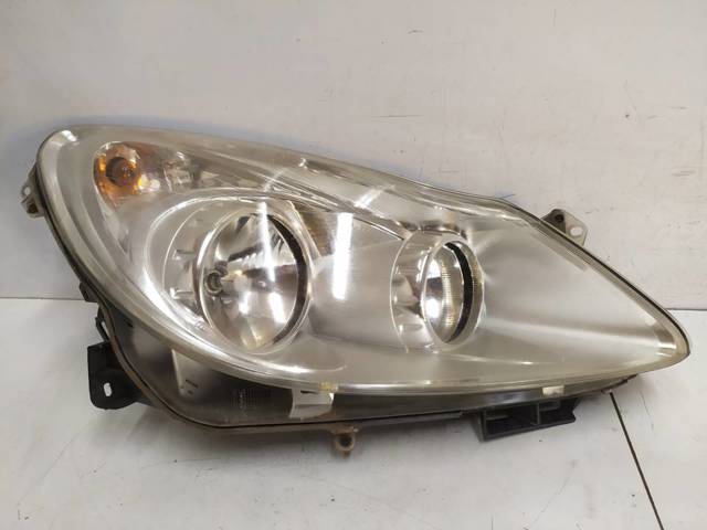 Reflektor prawy 13186382 OPEL