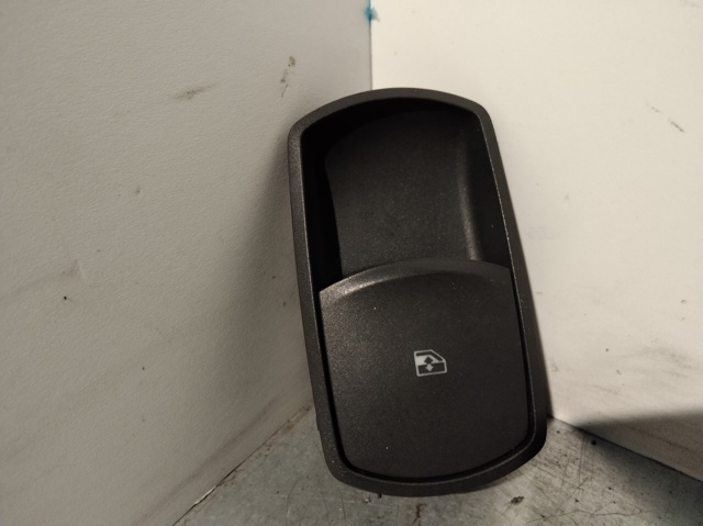 Panel przyciskowy sterowania podnośnikiem szyby przedni lewy 13189333RW OPEL