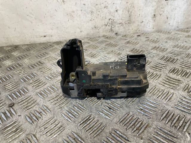 Zamek drzwi tylnych prawych 13210739 OPEL