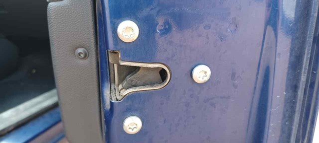 Zamek drzwi przednich prawych 13210749 OPEL