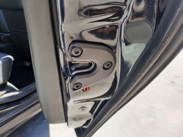 Zamek drzwi tylnych prawych 13210763 OPEL