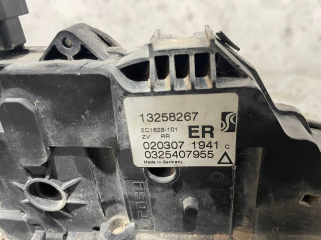Zamek drzwi tylnych prawych 13258267 OPEL