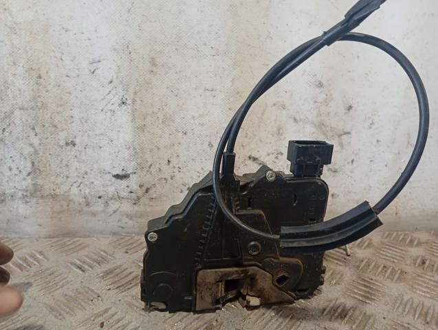 Zamek drzwi przednich prawych 13258274 OPEL