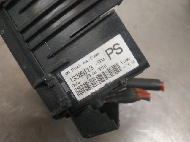Skrzynka bezpieczników 13285113 OPEL