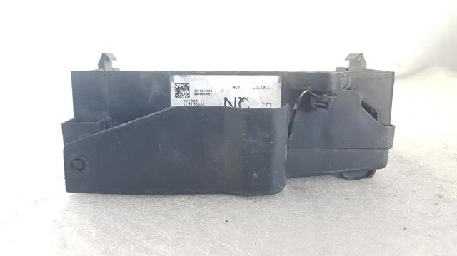 Skrzynka bezpieczników Opel Astra 35