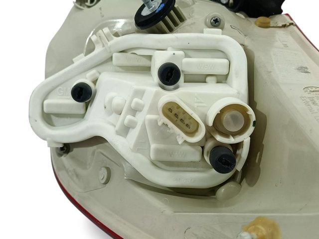 Lampa zespolona tylna lewa zewnętrzna 13306459 OPEL