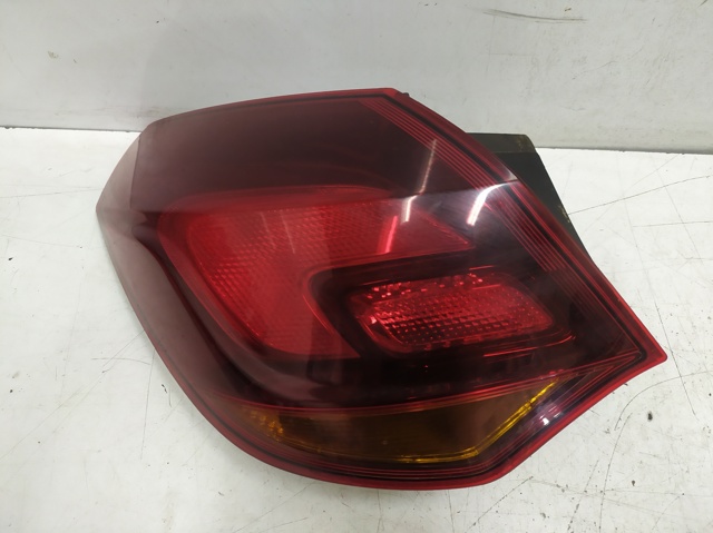 Lampa zespolona tylna lewa zewnętrzna 13306459 OPEL