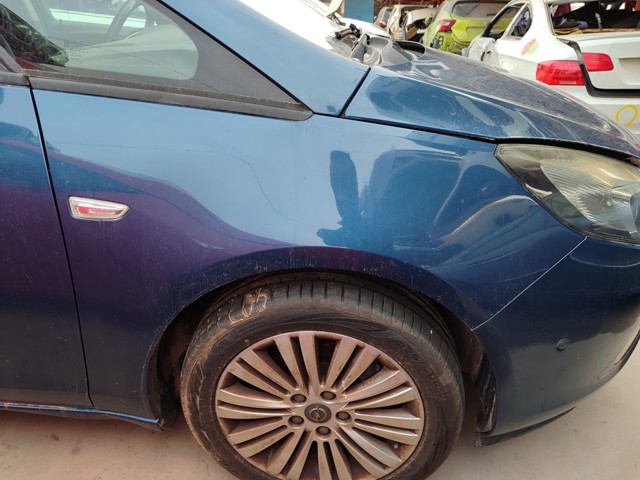 Błotnik przedni prawy Opel Zafira P12