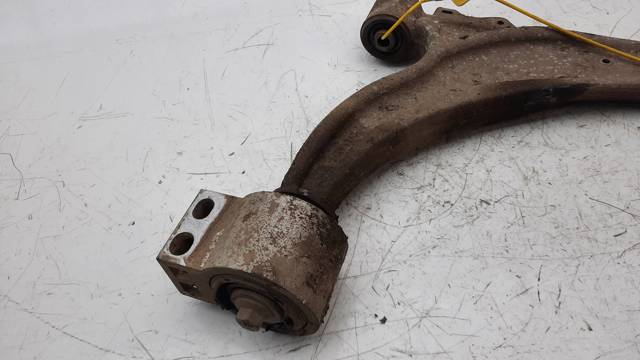 Wahacz zawieszenia przedniego dolny prawy 13401130 GM