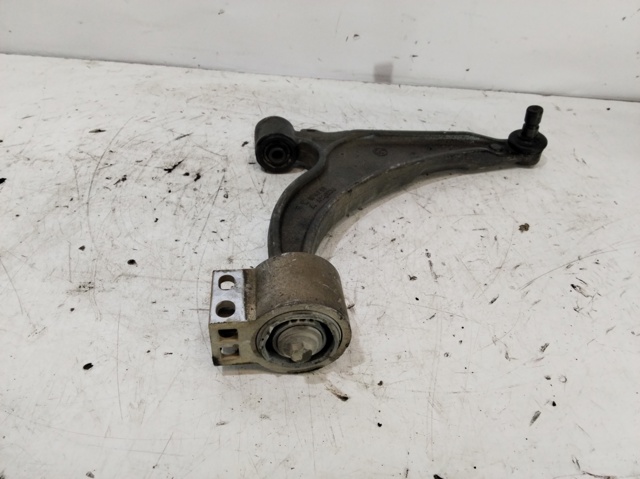 Wahacz zawieszenia przedniego dolny prawy 13401130 OPEL