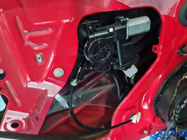 Mechanizm podnoszenia szyby drzwi przednich lewych 13406673 OPEL
