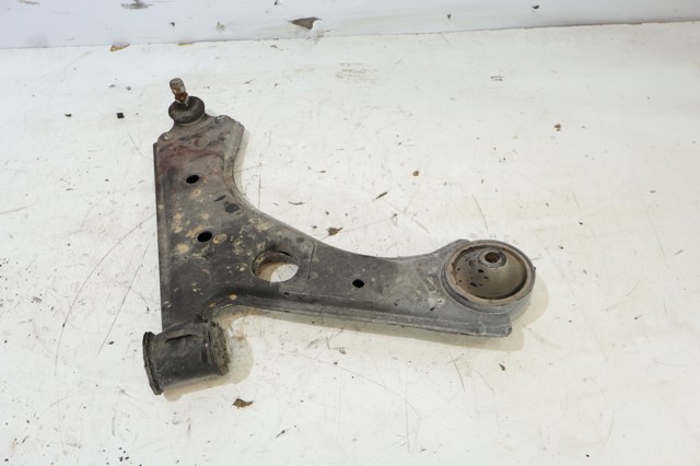 Wahacz zawieszenia przedniego dolny prawy 13426553 OPEL