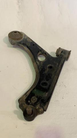 Wahacz zawieszenia przedniego dolny prawy 13426553 OPEL