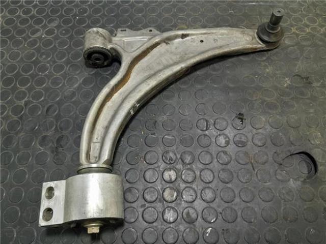 Wahacz zawieszenia przedniego dolny prawy 13463245 GM