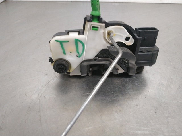 Zamek drzwi tylnych prawych 13503808 OPEL